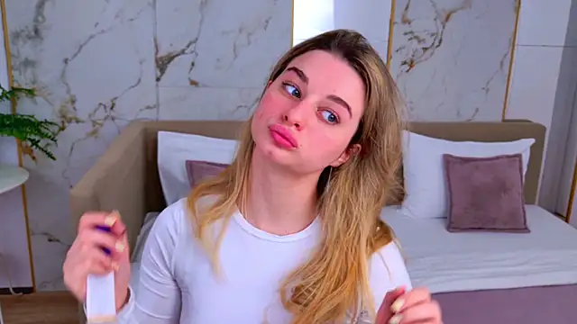 SweetyLicky online show from April 18, 2026, 4:09 pm