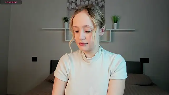 Snapshot of Julliakoill chatting on November 4, 2025, 6:17 am Julliakoill online show from November 4, 2025, 6:17 am