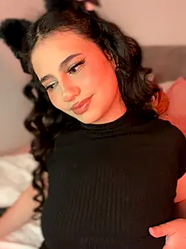 Snapshot of Sophi_dee1 chatting on November 3, 2025, 2:06 am Sophi dee1 online show from November 3, 2025, 2:06 am