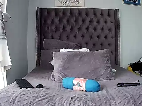 Snapshot of CouplesX96xx chatting on December 16, 2025, 9:57 am CouplesX96xx online show from December 16, 2025, 9:57 am