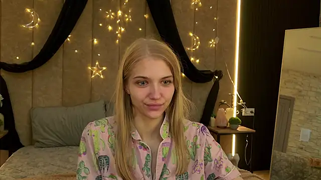 4example Chloe online show from April 20, 2026, 5:21 am