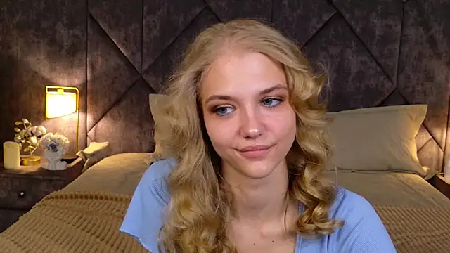 4example Chloe online show from April 18, 2026, 5:43 am