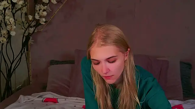 4example Chloe online show from September 25, 2025, 10:54 am