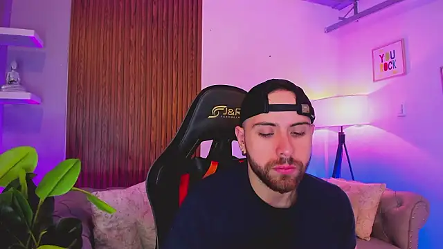 Snapshot of Maximo_Wolff chatting on February 4, 2026, 7:53 pm Maximo Wolff online show from February 4, 2026, 7:53 pm