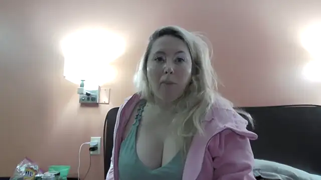 Snapshot of BigBoobsBlair chatting on December 16, 2025, 8:24 pm BigBoobsBlair online show from December 16, 2025, 8:24 pm