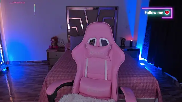 lunaarose online show from April 16, 2026, 3:07 am