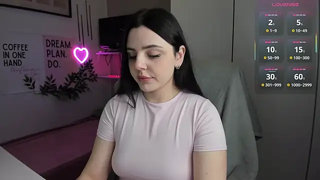 Snapshot of LiaWoow chatting on December 5, 2025, 7:29 am LiaWoow online show from December 5, 2025, 7:29 am