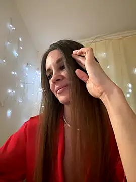 LucieMack online show from November 30, 2025, 2:18 pm