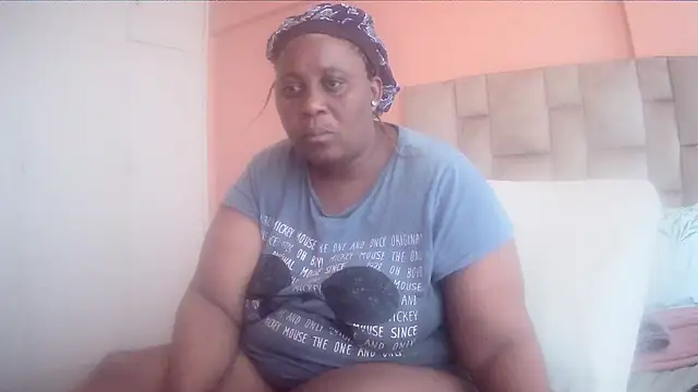 HUGEASSXXXXX online show from April 15, 2026, 6:52 am