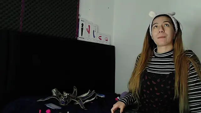 karlamoon23 online show from October 30, 2025, 8:06 pm