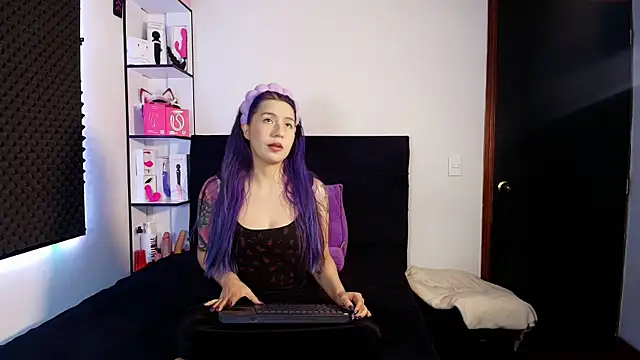 karlamoon23 online show from February 12, 2026, 10:31 pm