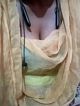 Snapshot of kaviyaponnu0987 chatting on April 14, 2026, 1:38 pm kaviyaponnu0987 online show from April 14, 2026, 1:38 pm