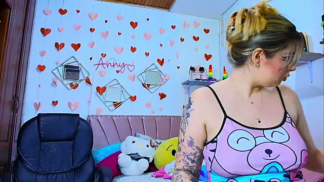 Snapshot of Anny_Hurtado chatting on November 22, 2025, 6:12 am Anny Hurtado online show from November 22, 2025, 6:12 am