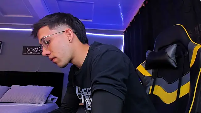 alexgiraldo   online show from December 2, 2025, 11:56 am