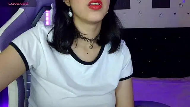 AvlieQueen online show from April 10, 2026, 7:48 am