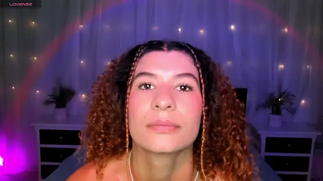 Snapshot of Evolet_Bee chatting on December 20, 2025, 11:35 am Evolet Bee online show from December 20, 2025, 11:35 am