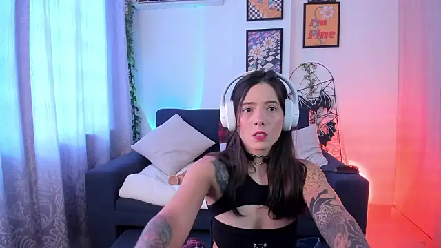 mishelkrave  online show from February 2, 2026, 6:18 pm