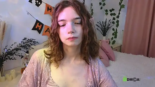 Snapshot of Evi_Brook chatting on October 22, 2025, 1:43 pm Evi Brook online show from October 22, 2025, 1:43 pm