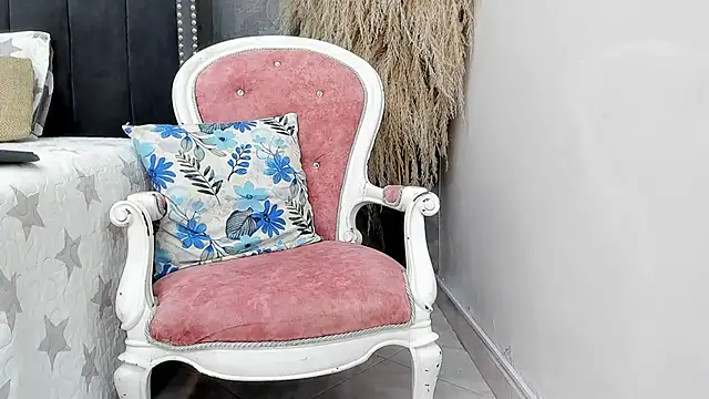 Milf loven  online show from February 17, 2026, 7:22 pm