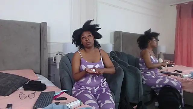 Snapshot of NatashaSilver chatting on October 25, 2025, 1:01 pm NatashaSilver online show from October 25, 2025, 1:01 pm