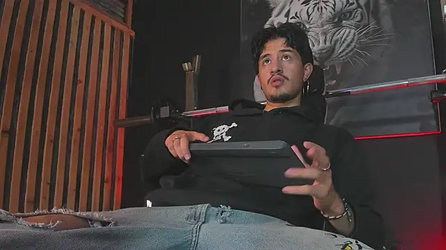 Snapshot of DimitriDeluxe chatting on November 18, 2025, 8:23 pm DimitriDeluxe online show from November 18, 2025, 8:23 pm