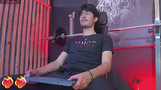 Snapshot of DimitriDeluxe chatting on October 27, 2025, 8:21 pm DimitriDeluxe online show from October 27, 2025, 8:21 pm