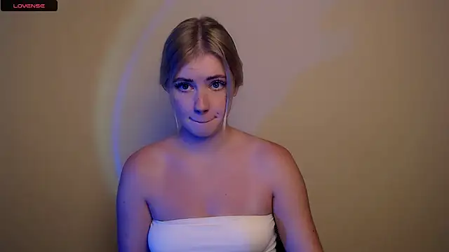 Snapshot of AliceHotty_ chatting on October 28, 2025, 1:54 pm AliceHotty online show from October 28, 2025, 1:54 pm