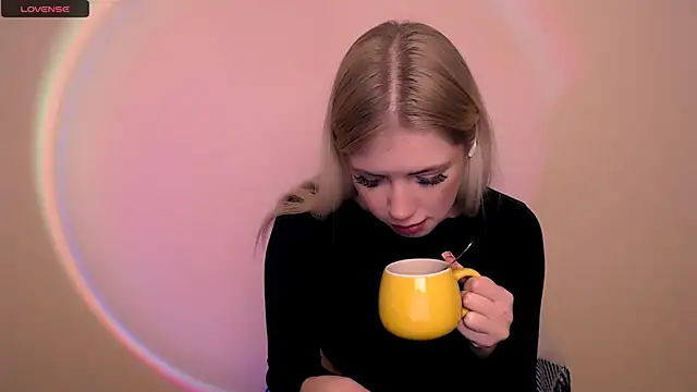 Snapshot of AliceHotty_ chatting on November 14, 2025, 7:56 am AliceHotty online show from November 14, 2025, 7:56 am