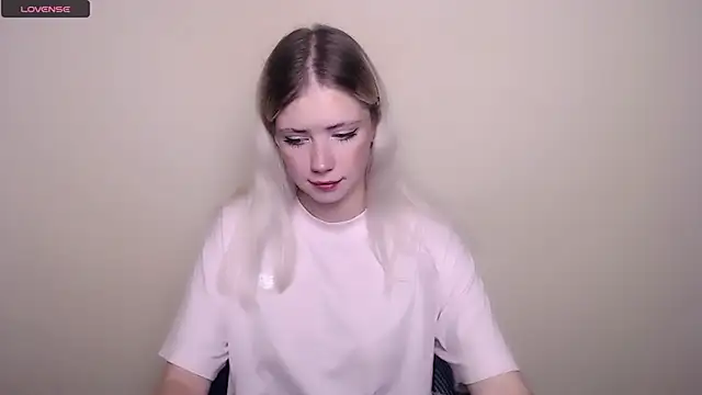 Snapshot of AliceHotty_ chatting on September 13, 2025, 6:13 am AliceHotty online show from September 13, 2025, 6:13 am