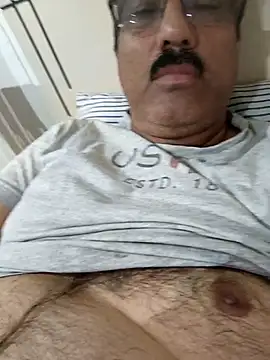 Snapshot of moonflower25 chatting on November 17, 2025, 8:40 am moonflower25 online show from November 17, 2025, 8:40 am