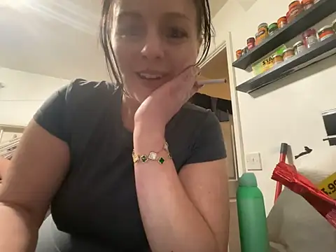 Curvysapphire online show from April 9, 2026, 4:25 am