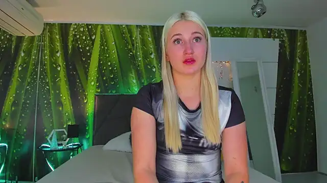 Snapshot of HollyTailors chatting on November 25, 2025, 6:36 am HollyTailors online show from November 25, 2025, 6:36 am