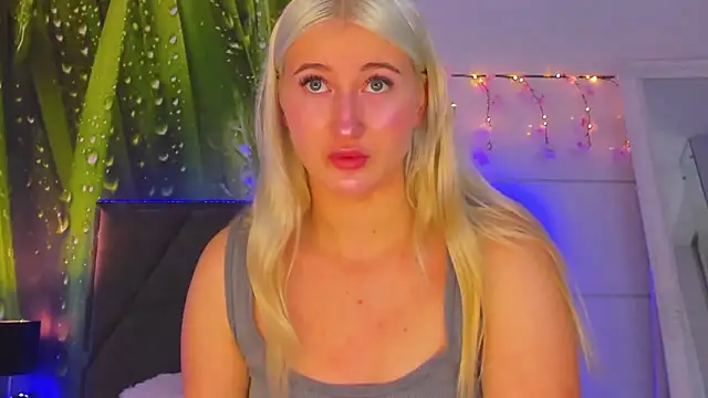 Snapshot of HollyTailors chatting on November 4, 2025, 6:28 am HollyTailors online show from November 4, 2025, 6:28 am