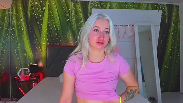 Snapshot of HollyTailors chatting on October 26, 2025, 6:47 am HollyTailors online show from October 26, 2025, 6:47 am