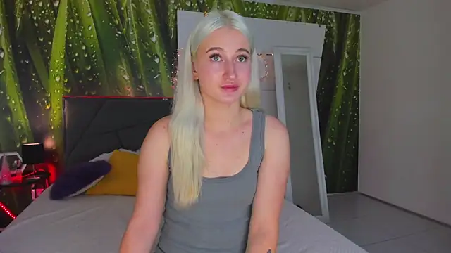 Snapshot of HollyTailors chatting on October 29, 2025, 12:59 pm HollyTailors online show from October 29, 2025, 12:59 pm