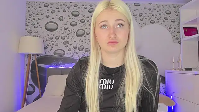 HollyTailors online show from March 28, 2026, 1:23 pm