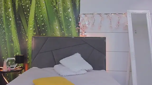 HollyTailors online show from February 8, 2026, 6:11 am