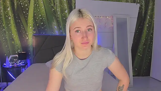 HollyTailors online show from February 23, 2026, 6:25 am