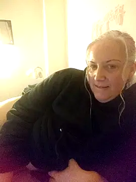 Feelineducentre online show from March 18, 2026, 7:04 pm