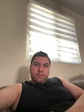 raulgzz4 online show from March 26, 2026, 5:33 pm