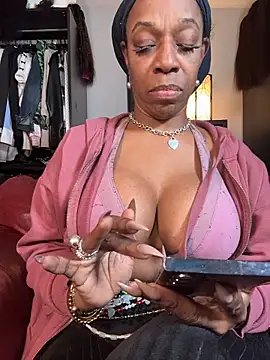 Snapshot of Kennady_Buxum_Goddess chatting on December 2, 2025, 1:06 am Kennady Buxum Goddess online show from December 2, 2025, 1:06 am