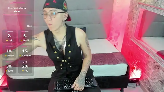 emahills  axelrose online show from October 17, 2025, 2:15 am