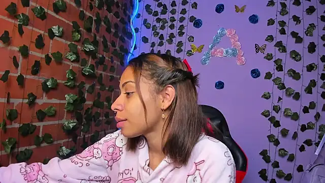 Snapshot of yumi_hanna chatting on November 6, 2025, 12:36 am yumi hanna online show from November 6, 2025, 12:36 am