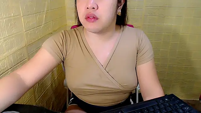 Snapshot of xUrDreamSlutWhore chatting on November 3, 2025, 9:29 pm xUrDreamSlutWhore online show from November 3, 2025, 9:29 pm