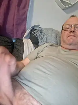 Snapshot of pettson72 chatting on April 21, 2026, 8:37 pm pettson72 online show from April 21, 2026, 8:37 pm