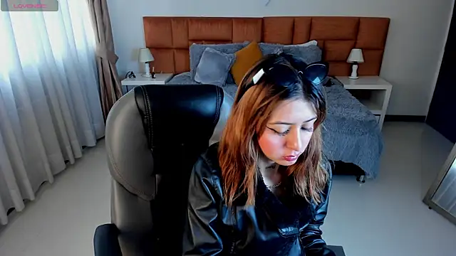 Snapshot of Catti_Brie chatting on October 23, 2025, 11:42 am Catti Brie online show from October 23, 2025, 11:42 am