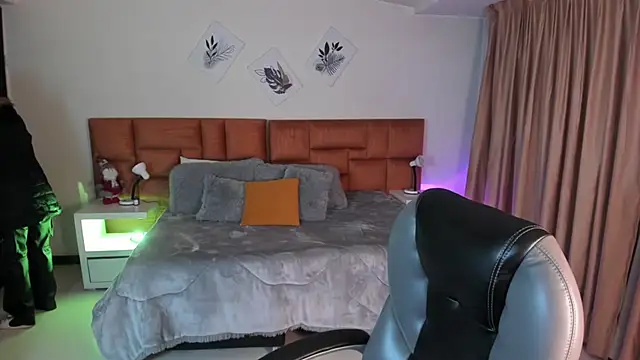 Catti Brie online show from November 28, 2025, 11:43 am