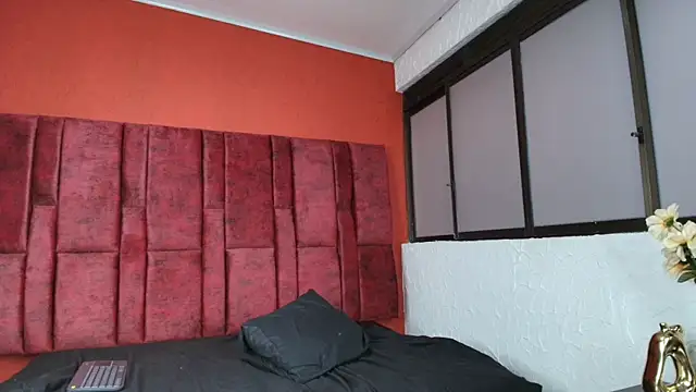 Snapshot of LilithVibe_ chatting on December 13, 2025, 8:04 pm LilithVibe online show from December 13, 2025, 8:04 pm