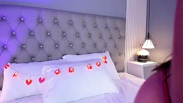 CarolineLee  online show from February 13, 2026, 11:05 pm