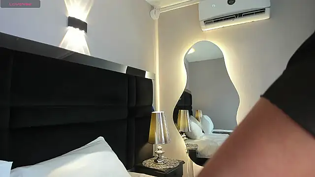 CarolineLee  online show from February 4, 2026, 10:49 pm